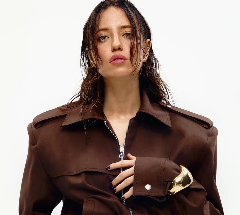 Дорофєєва з мокрою зачіскою посвітила ногами в шоколадному міні. Фото