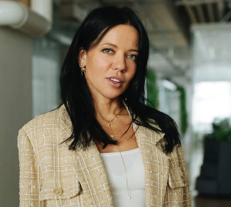 Просто красиво: Горова у спортлуці коло басейну показала, з чого починає кожен свій ранок. Відео