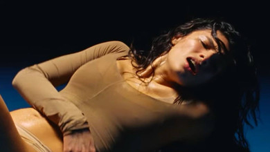 Пишаюся: Андраде у провокативному кліпі вразила тілом, розтяжкою і гарячими танцями на підлозі