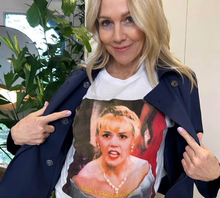 Дженні Гарт із нагоди 53-річчя відтворила своє дитяче фото з кумедним бантиком