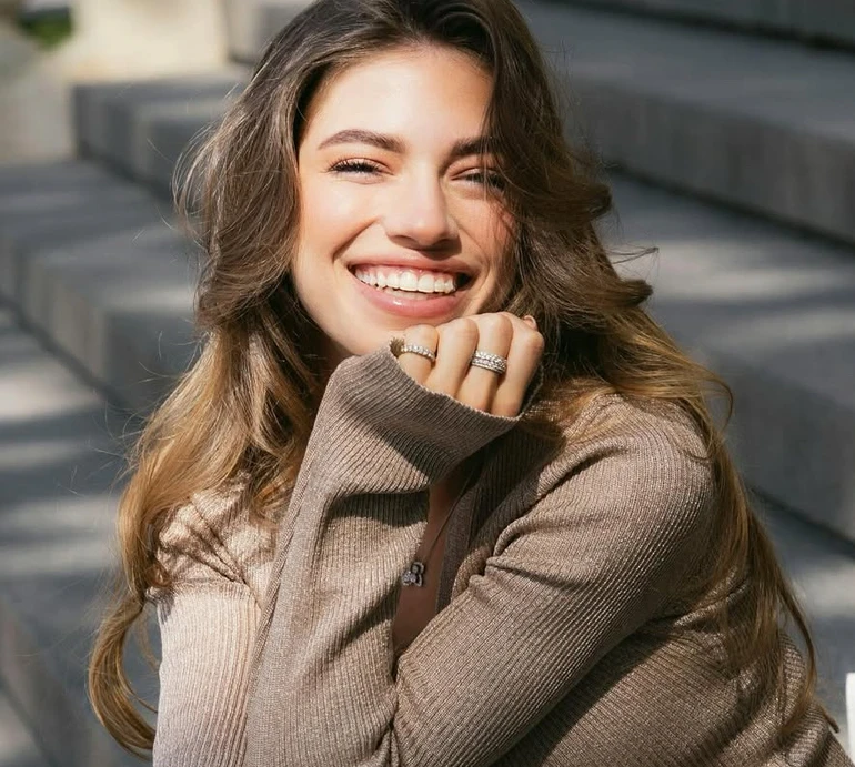 15-річна донька Брежнєвої у пісочному трикотажі наробила жіночних фото на сходах