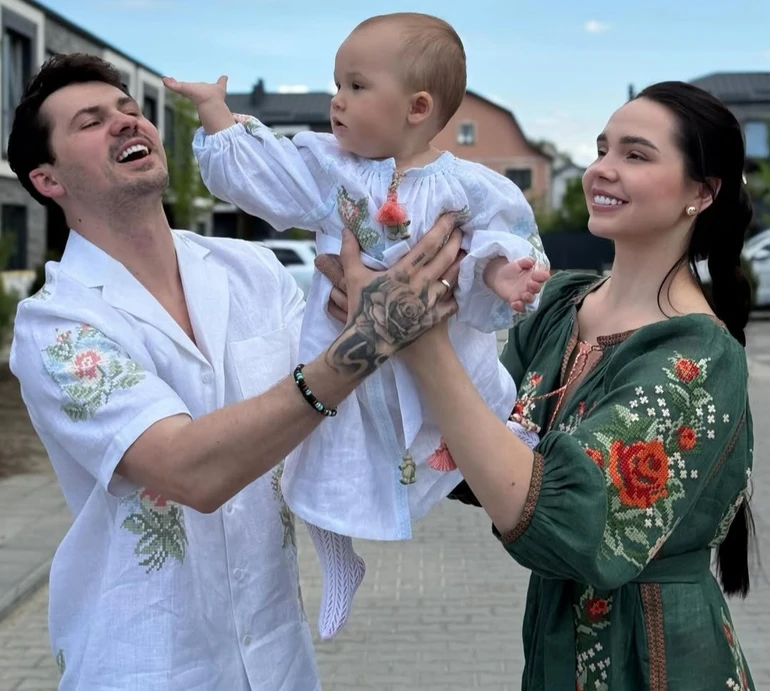 Найцінніші миті разом: Кот і Татарінцева в день народження донечки замилували кадрами 1-го року її життя. Відео