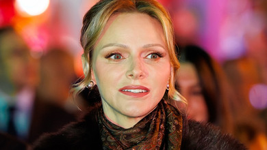 Шарлін в максі-плісе і Габріелла в ніжно-рожевому: княгиня і князівна Монако в вишуканих платтях постали на святковому родинному фото