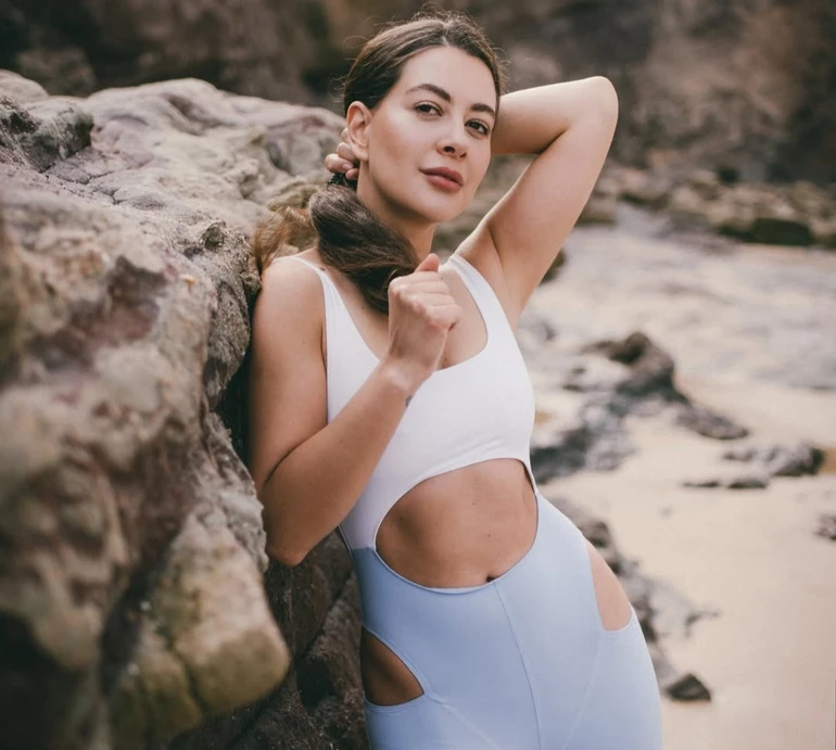 Раміна в фітнеслуці з вигадливими вирізами наробила атмосферних фото на узбережжі Португалії
