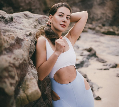 Раміна в фітнеслуці з вигадливими вирізами наробила атмосферних фото на узбережжі Португалії