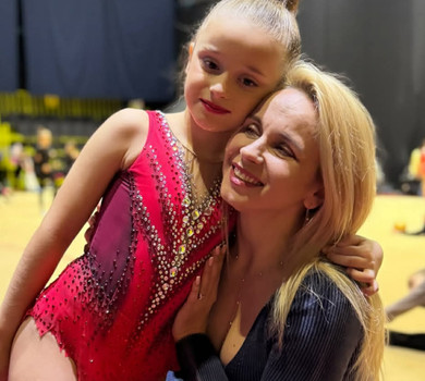 Сльози, страх, хвилювання: Ребрик похвалилася 7-річною дочкою на змаганнях з гімнастики та показала себе юну з обручем