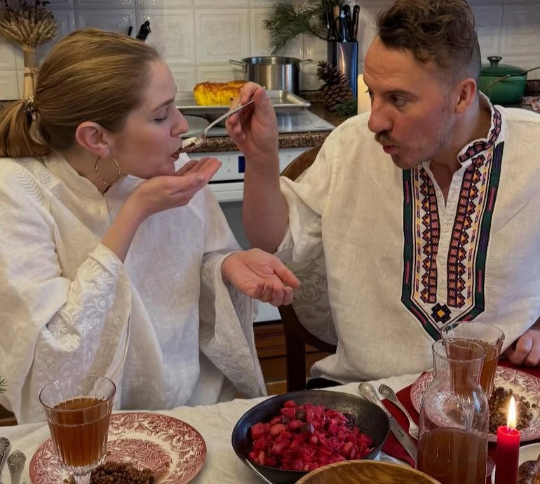 Перше Різдво разом: Клопотенко за святковим столом погодував кохану з ложечки. Фото