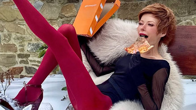 Лебідь у бордових колготках та на високих підборах потанцювала на морозі та порубала дрова у купальнику