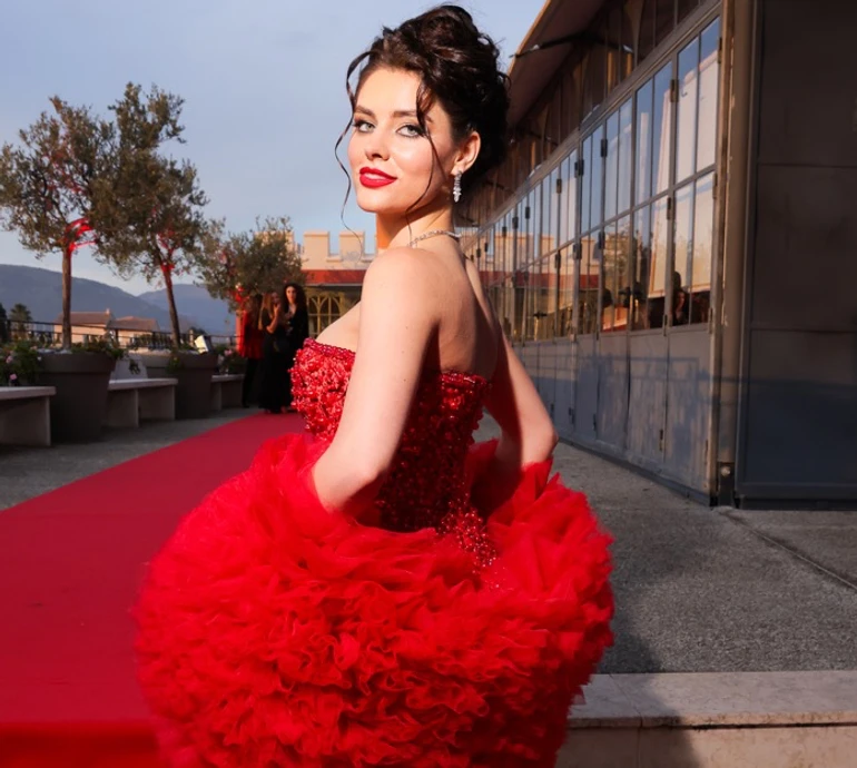 Міс Усанова на івенті у Франції вигуляла розкішну сукню з розрізом і голими плечима. ФОТО