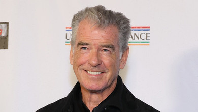 Стильна парочка: 70-річний Броснан за ручку з дружиною в total black відвідали урочистий івент. Фото