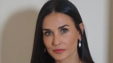 Демі Мур у краватці та елегантному ч/б вразила тоненькою талією на кінофестивалі. Відео