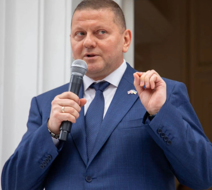 Залужний у кежуалі заселфився в ліфті з дружиною в лосинах