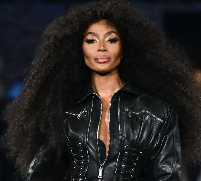 54-річна Кемпбелл у шкіряному боді блиснула сідницями на показі відомого бренду. Фото