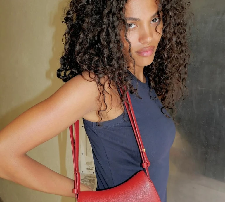 Кунакі топлес попозувала серед пальм для млосних кадрів