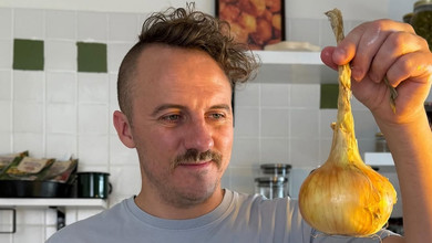 Це прям дієва штука: Клопотенко поділився своїми лайфхаками з нарізання цибулі без сліз