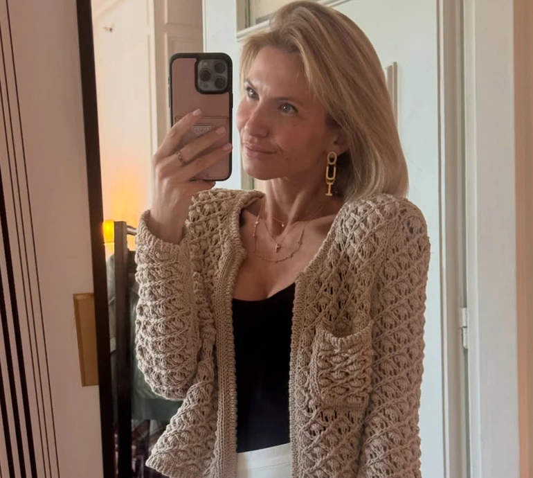 Юрушева у купальнику незвичного кольору похвалилася стрункою фігуркою біля моря в Італії. Фото