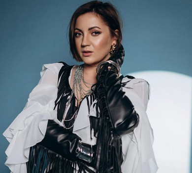 Терновий вінок на голові та зерно у роті: Цибульська до Дня Незалежності показала присвячений українським жінкам триптих