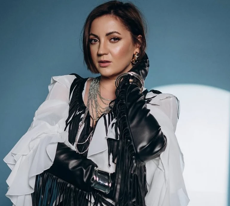 Терновий вінок на голові та зерно у роті: Цибульська до Дня Незалежності показала присвячений українським жінкам триптих