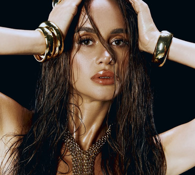 Ефект вологого тіла та латекс: Парфільєва в топі-смужці оголила блискучий прес на гарячих фото