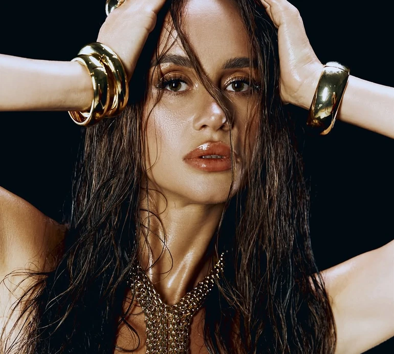 Ефект вологого тіла та латекс: Парфільєва в топі-смужці оголила блискучий прес на гарячих фото