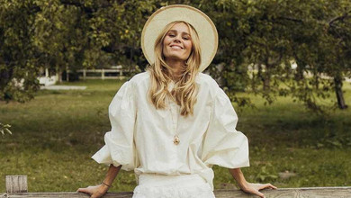 Кузнецова в романтичному образі з мереживними шортами посвітила стрункими ніжками для атмосферних кадрів