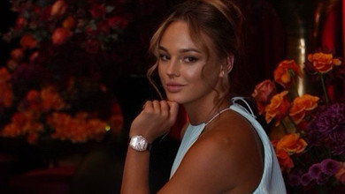 Білодід у лазурній сукні з воланами похвалилася довгими ніжками. Фото