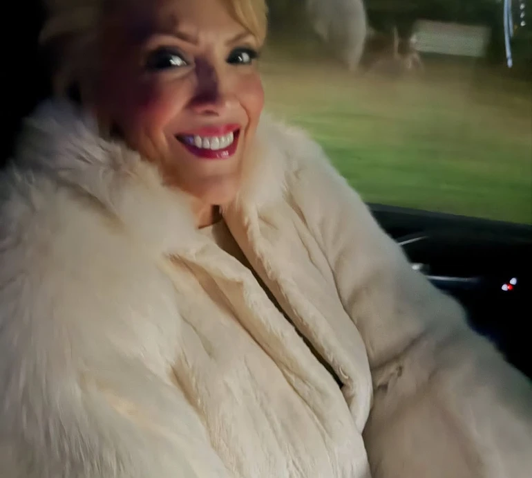 Енергія, яка потрібна нам усім: 80-річна мама Лопес вразила танцями на концерті дочки. Відео