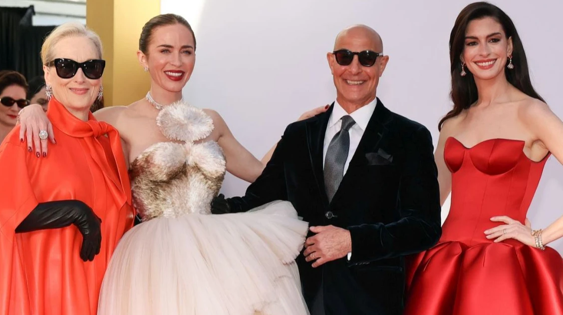 Стріп і Гетевей у палкому червоному, а Блант у сукні з 25-ти тисяч пір'їн: луки зірок на прем'єрі Диявол носить Prada 2