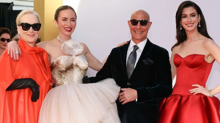 Стріп і Гетевей у палкому червоному, а Блант у сукні з 25-ти тисяч пір'їн: луки зірок на прем'єрі Диявол носить Prada 2