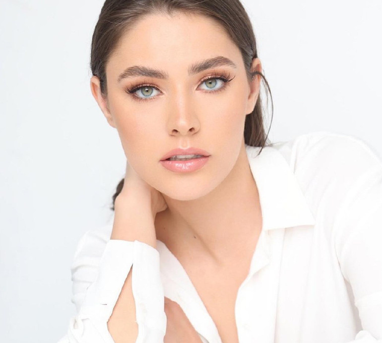 Досить порівнювати жінок: Міс Усанова відповіла на критику її фігури і граційно вигнулася для гламурних ФОТО