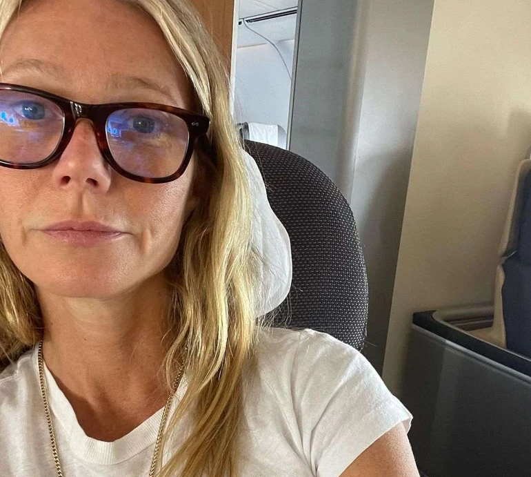 Пелтроу в чорному бодіс'юті посвітила стегнами для селфі. ФОТО