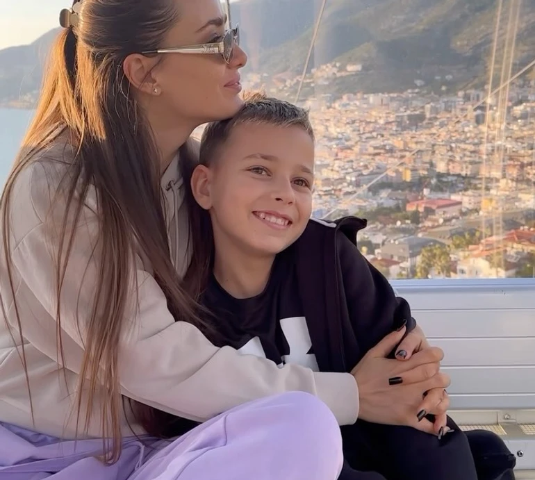 Як ми на тебе чекали!: Мішина та її син зі сльозами зустріли нового члена сім'ї. Відео