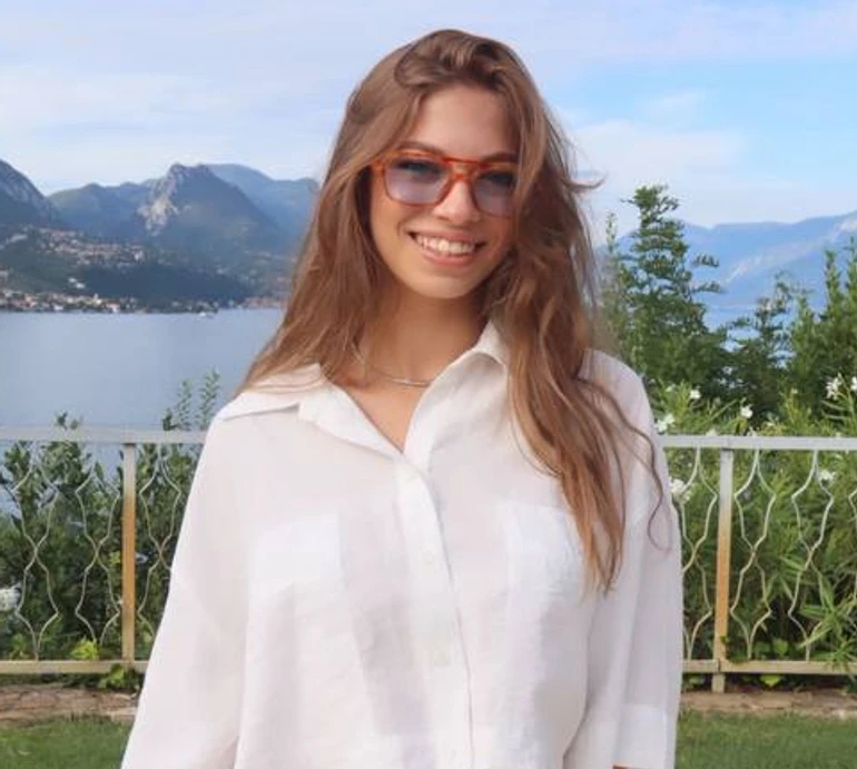 14-річна дочка Брежнєвої у топі з декольте попозувала на дивані для чорно-білих фото