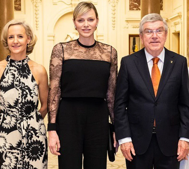 Княгиня Шарлін вигуляла елегантний лук за понад $3 тисячі на урочистому прийомі в Парижі. Фото