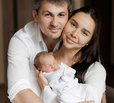 Хореограф Кот із дружиною замилували сімейними фото з новонародженою донькою