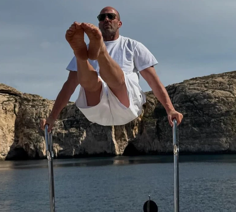 Стейтем і Хантінгтон-Вайтлі показалися на яхті з обома дітьми. Рідкісні фото