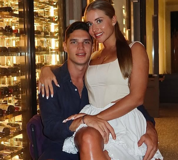 Дружина Судакова у купальнику показала соковиті принади на тлі водоспаду. Фото