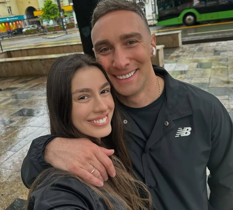 Мереживо і молочний колір: Макацарія з дружиною вигуляли парний лук на модну вечірку. Фото