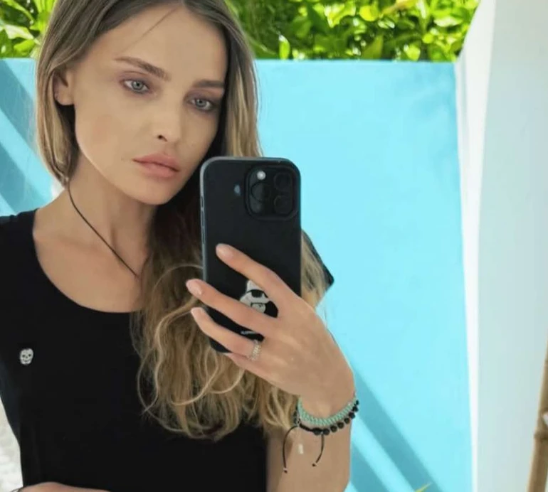 Онопка вперше за довгий час показалася в обіймах свого чоловіка. Фото