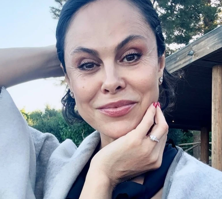 Ексдружина Кличка в декольтованому купальнику показала відновлення у спеціальному кріслі