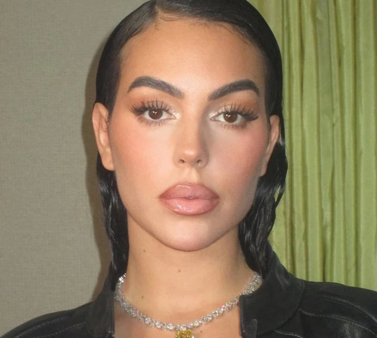 Наречена Роналду у білому ромпері виставила соковиті сідниці та показала селфі з коханим. Фото