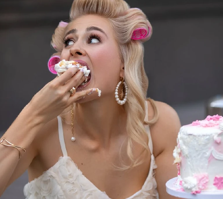 Звучить не так страшно: Цимбалару в бігудях і рюшах увірвалася в свої 33 ласуванням торту на вулиці