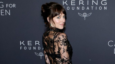 Дакота Джонсон у спідньому і прозорому мереживі посвітила фігуркою на парадному хіднику. Фото