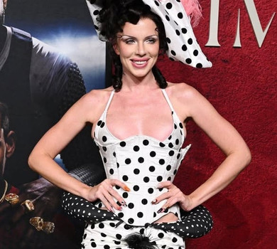 Джулія Фокс у горошковому луці вийшла на хідник із 4-річним кучерявим синочком. Фото