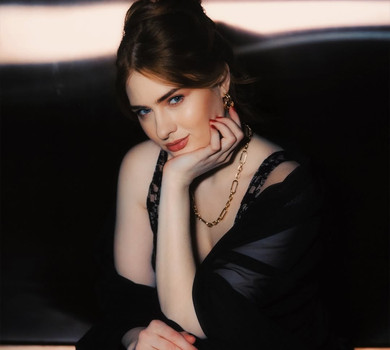 Геля Зозуля в луці з голим животом влаштувала пристрасні танці в номері готелю. Відео