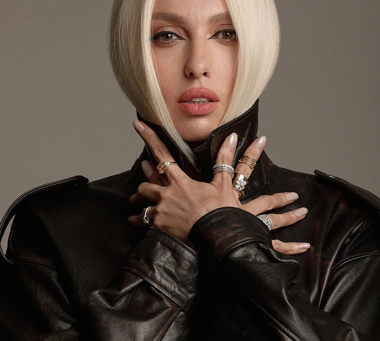 Не боюся змін: Полякова у мереживному спідньому та шапчині зі склом показалася на ефектних фото і поміркувала про дорослішання