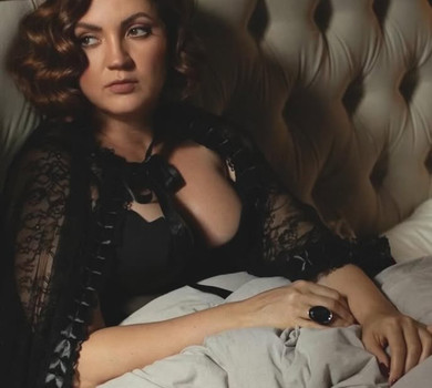 Вперше в житті не боюся дорослішати: Цибульська в мереживі з декольте пораділа своєму віку за три тижні до 40-річчя