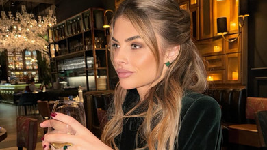 Дружина Зінченка показала милу прогулянку з чоловіком і дочками та зазнімкувалася в міні. Фото