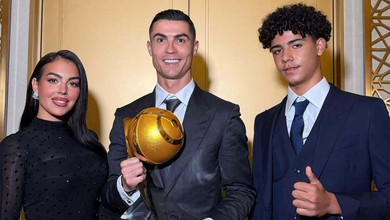 Родрігес в мерехтливому максі та старший син Роналду пораділи за нього на урочистій події