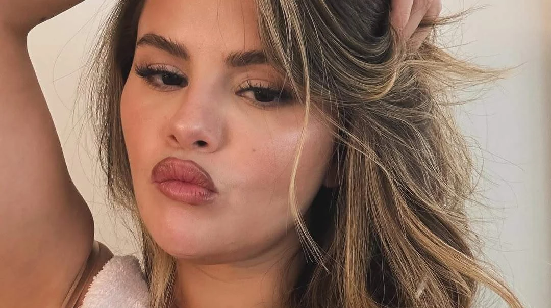 Гомес у яскравому купальнику показала свій релакс на осонні з коханим